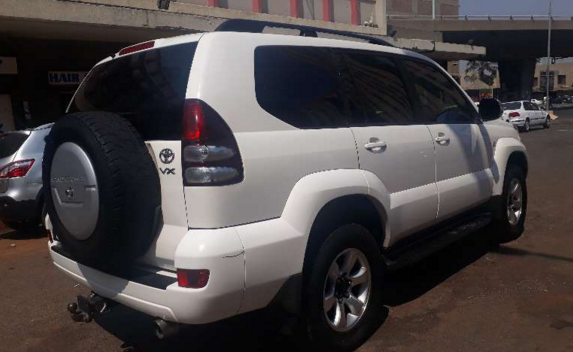 Paranoid governor hides in his car