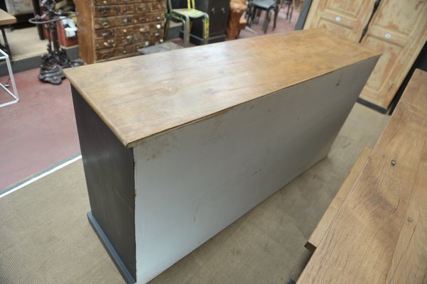 Heartbreak at the wet wooden counter