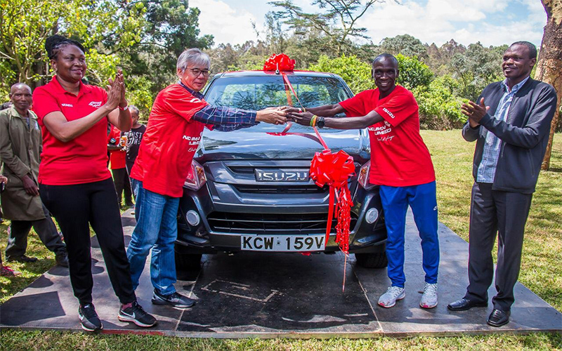 Kipchoge’s pick-up award with a symbolic ‘159V’ number plate