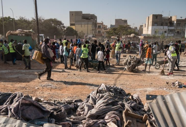 Volunteers clean up the city of Dakar