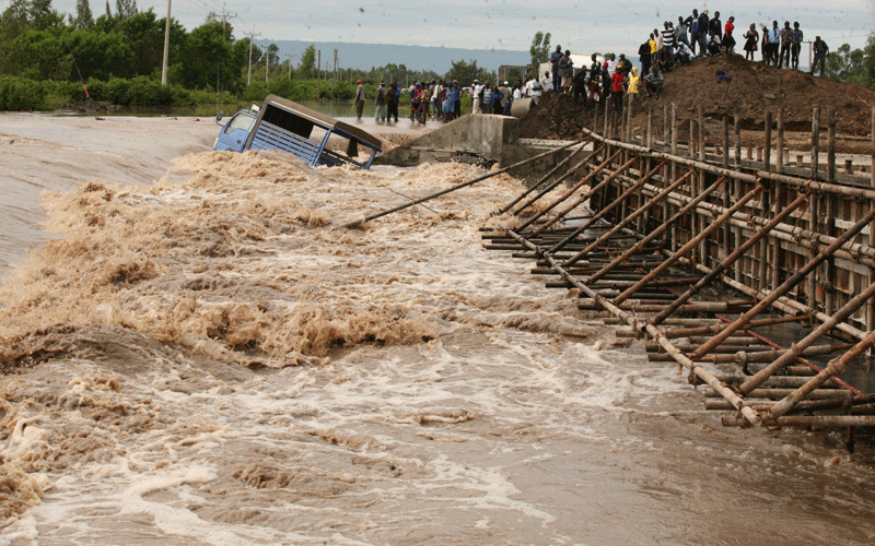 Thousands crammed in camps over floods amid Corona fears