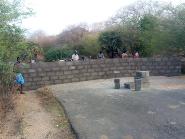 Indian constructs wall to curb Covid-19 spread