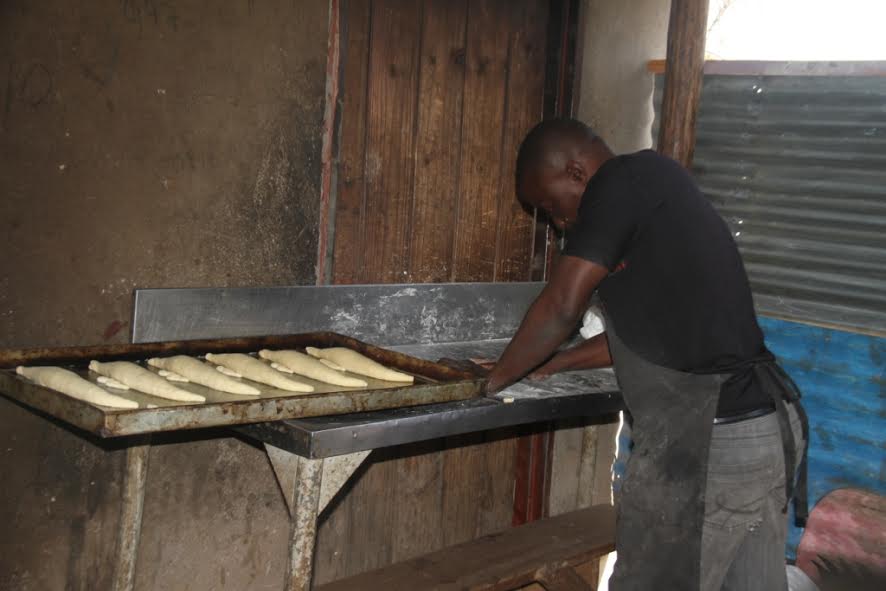 Zimbabwean baker helps fend off hunger in community by providing low-cost bread