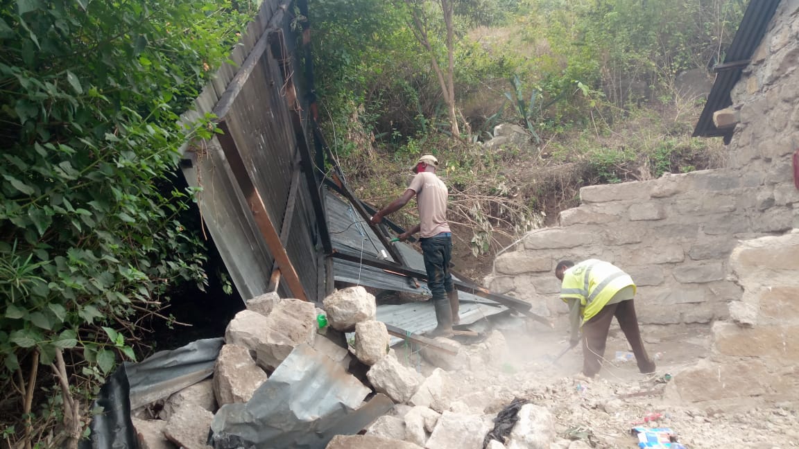 A family in Murang'a narrowly escapes death after a boulder crashes their house