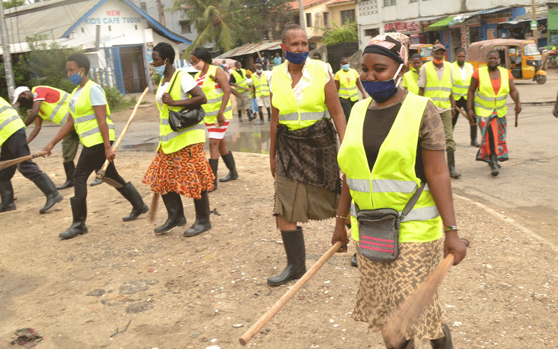 Youths under Kazi Mtaani Programme work along Saba Saba Road in Mombasa, the initiative has helped in cleaning the city. PHOTO/Ndegwa gathungu