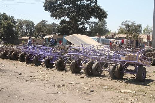Pushcarts offer lifeline to unemployed Zimbabweans amid sluggish economy