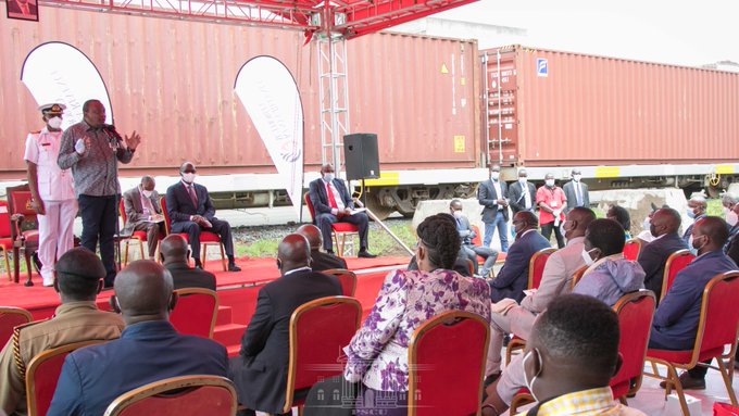 Focus on service delivery, Uhuru reminds public servants
