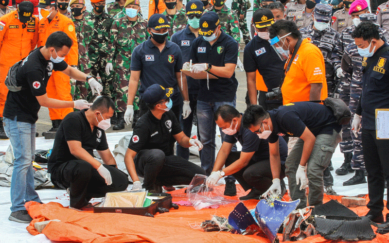 Searchers locate recorders in crashed Indonesia plane site