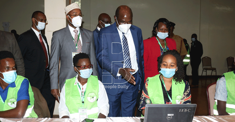 Chebukati invites public to scrutinise BBI signatures