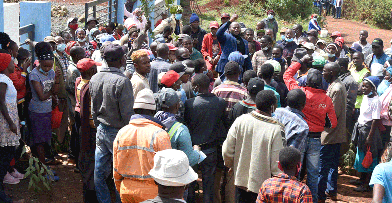 Angry residents blockade dam project