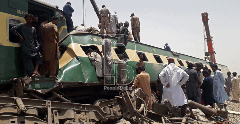 Dozens perish in south Pakistan train accident