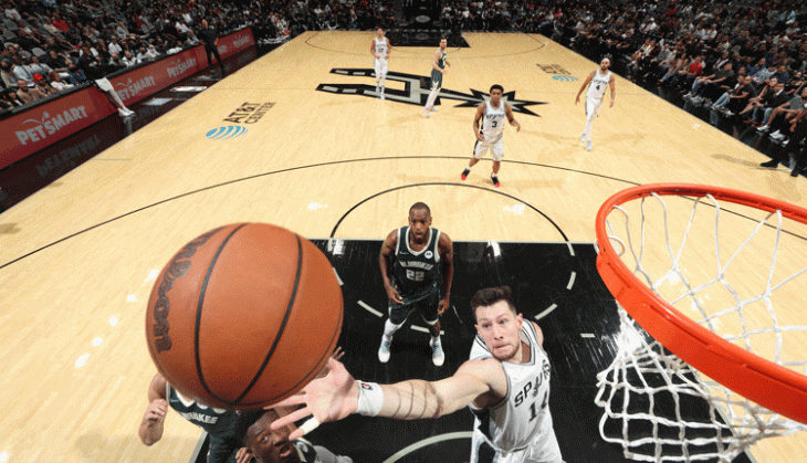 Giannis Antetokounmpo chips in 21 points for the defending champions