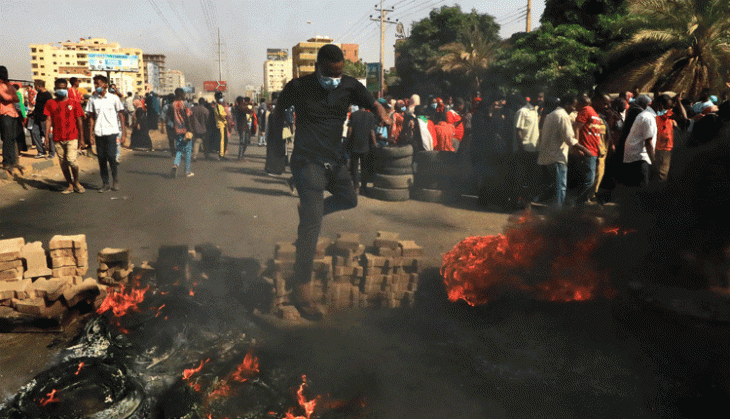 Protests as Sudan military dissolves civilian regime
