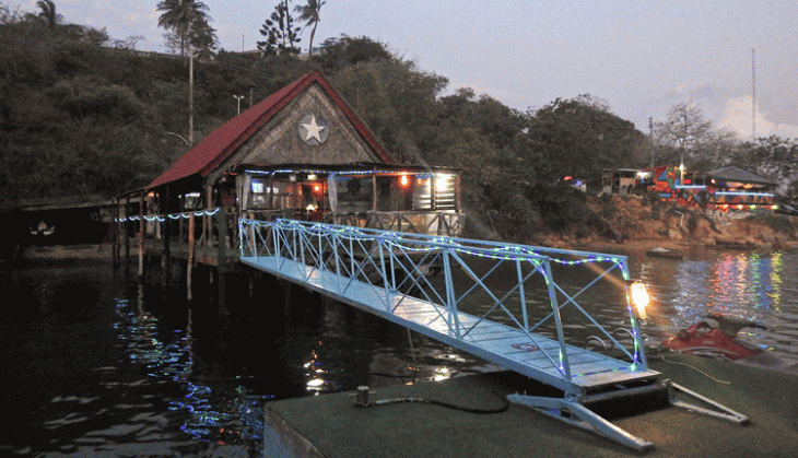 Booze cruise: Floating restaurant, where the pizza and oysters magic happens