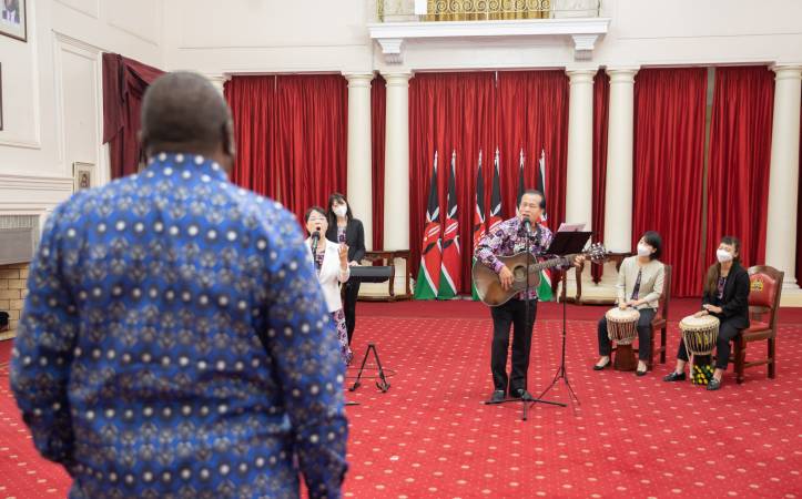 Japan’s outgoing envoy entertains Uhuru with ‘Daima mimi Mkenya’ song