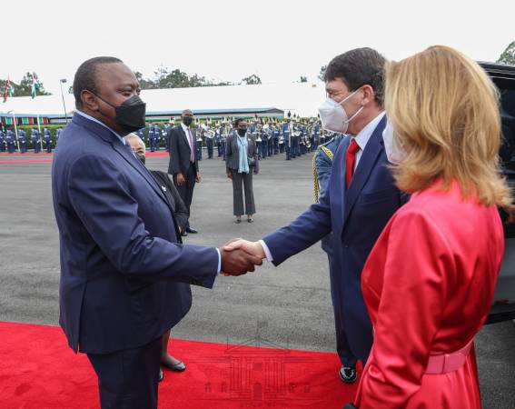 Uhuru receives visiting  Hungarian President at State House