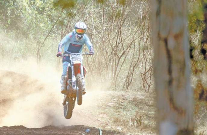 Vinayak and Ogonyi dominate motocross