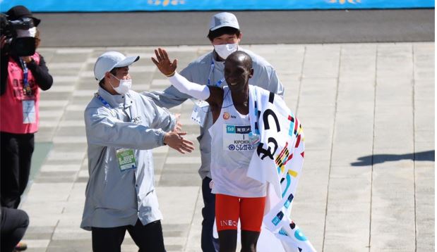 Eliud Kipchoge pleads for global peace after winning Tokyo marathon