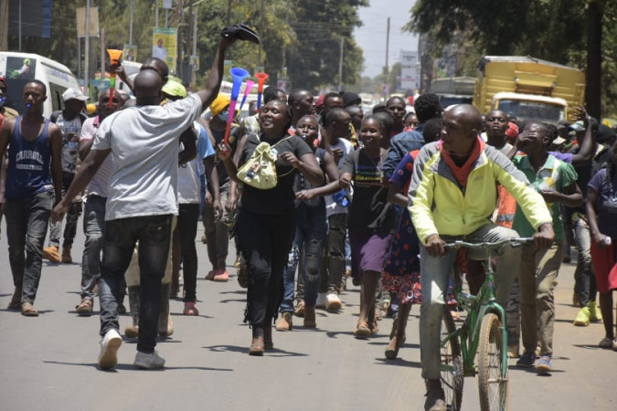 Thika residents protest against Ruto, his allies for ‘insulting’ President Uhuru