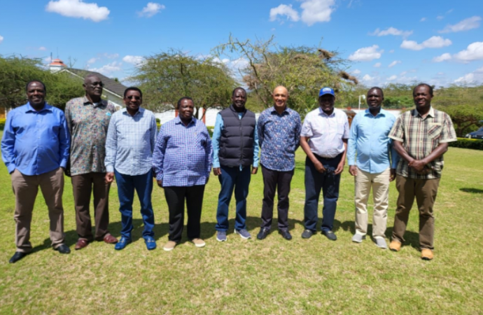 Raila holds housekeeping meeting at Atwoli’s home amid friction in Azimio