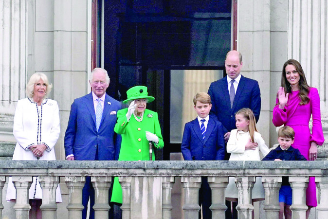 Queen in surprise appearance on last day of jubilee