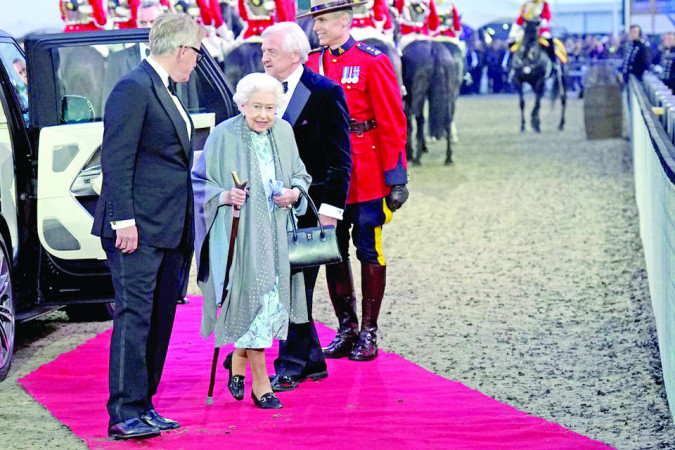 Crowds cheer Queen as Jubilee celebrations begin