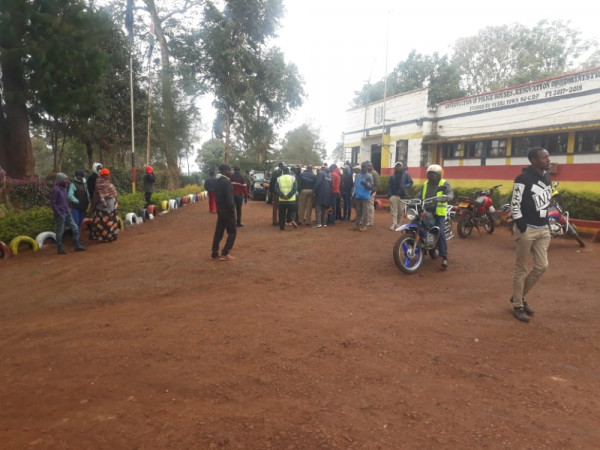 Duncan Mathenge's supporters at the Dog unit  police station in Ruring'u where they rushed for safety after they were attacked.PHOTO/Loise Wambugu