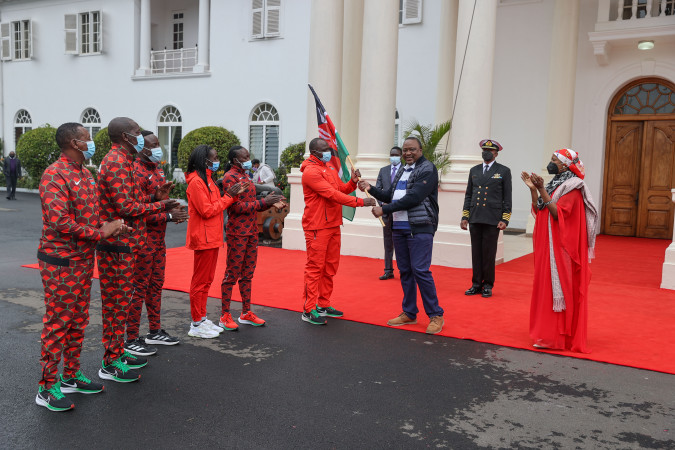 Uhuru hands squad flag to Team Kenya ahead of World Athletics Championships