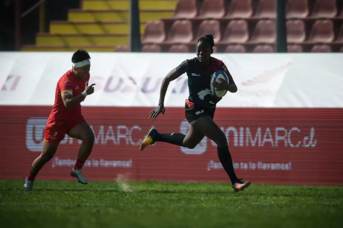 Kenya Lionesses Naomi Amuguni races for a try. PHOTO/KRU/Facebook