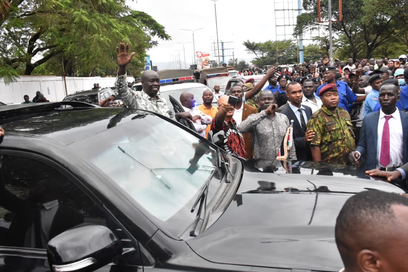 Jubilant Kisumu residents block DP Gachagua’s motorcade, demand for address