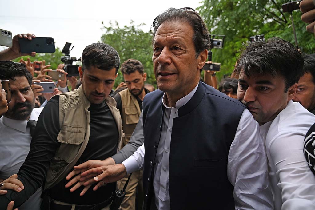Pakistan’s former premier gets bail, to appear in court on Friday
