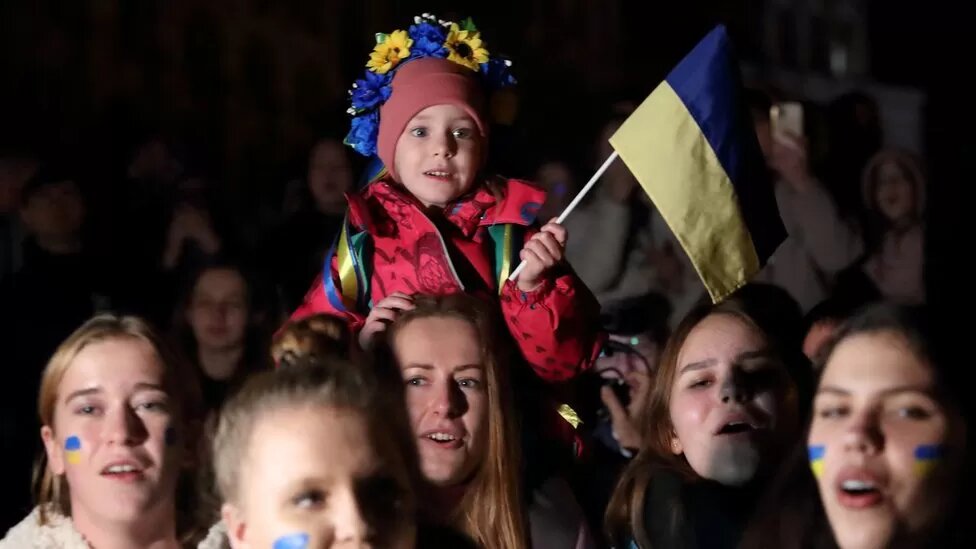 Ukraine war: Celebrations as Kyiv takes back key Kherson city from Russia