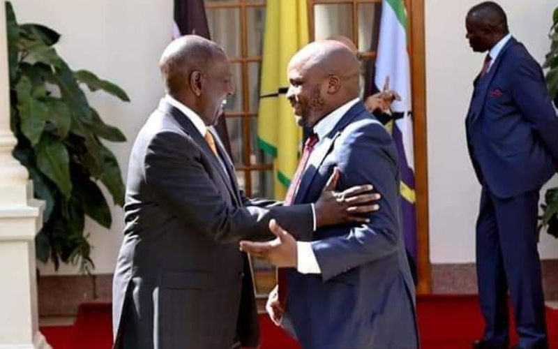 Lang'ata MP Jalang'o and President William Ruto at State House. PHOTO/@Jalang'o)Twitter