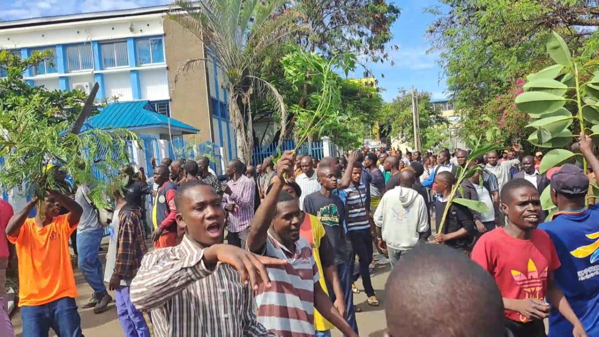 Kisumu: Protesters storm Nyong’o’s office over toilet demolition