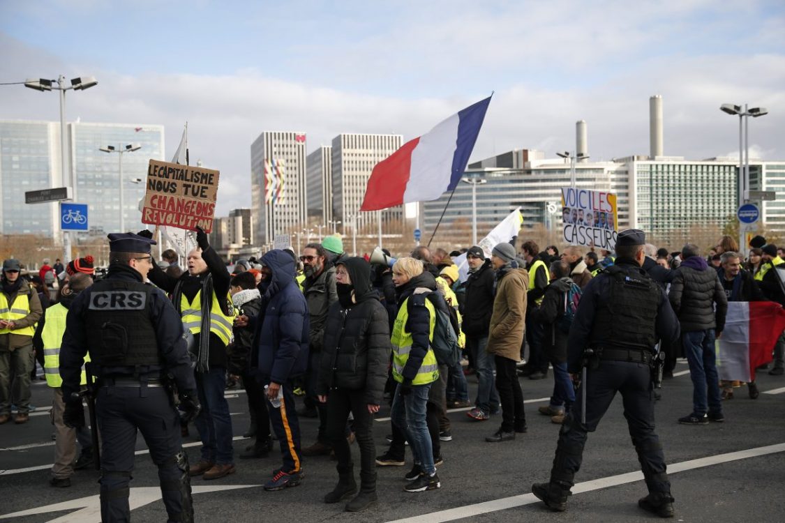 Frënch protests, turning vi<em>ö</em>lent, aim to override Macron’s pension model