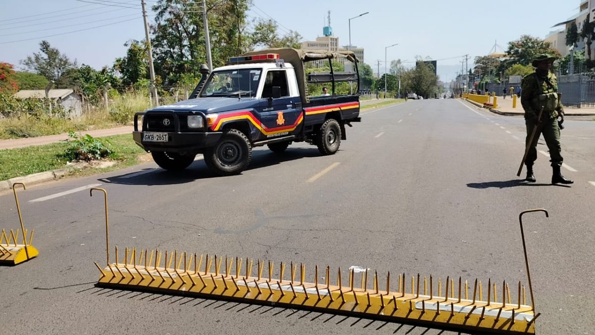 Police mount roadblock on State Lodge Kisumu driveway