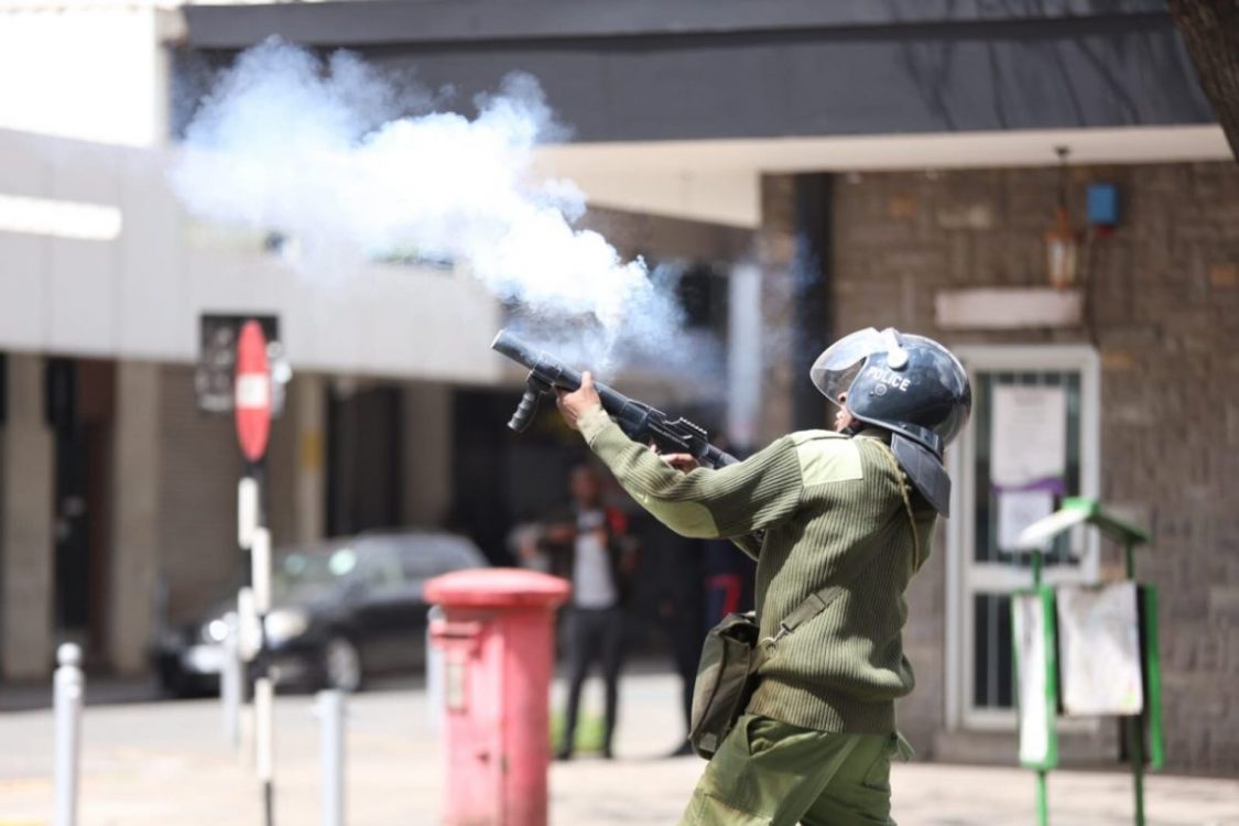 Police change tack but demos still turn viólent