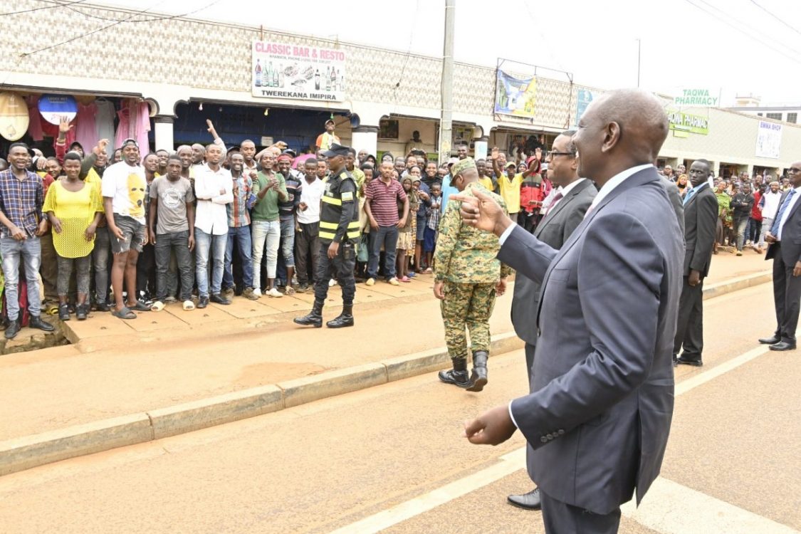 PHOTOS: Ruto interacts, enjoys cup of tea with Rwandan ‘hustlers’