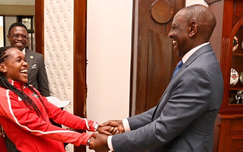 Faith Kipyegon shares light moment with William Ruto at Statehouse. PHOTO/Statehouse (@StateHouseKenya)/ Twitter.