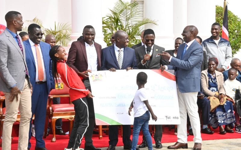 Faith Kipyegon receives dummy cheque from President William Ruto at Statehouse. PHOTO/Statehouse (@StateHouseKenya)/ Twitter.