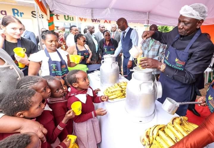 President William Ruto serving porridge to pupils from Kangari ECDE centre in Kigumo Murang'a