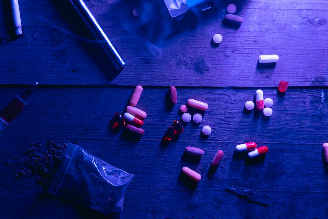 Senior sleuth  faces charges over links to drug pushers