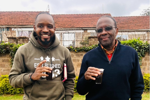 Former Chief Justice Willy Mutunga (right) and rights activist Boniface Mwangi enjoy coffee while strolling around the city. PHOTO/Boniface Mwangi(@bonifacemwangi)/Twitter