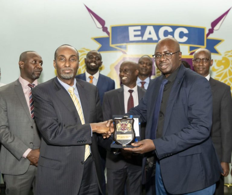 EACC Deputy CEO Abdi Mohamud (left) handing over a courtesy gift to the head of the Namibian delegation in Kenya for anti-corruption bechmarking.
