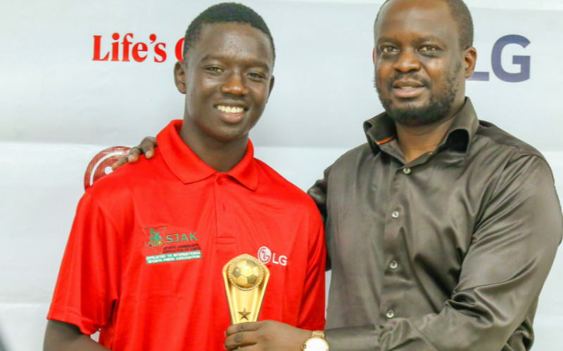 Aldrine Kibet recieves trophy. PHOTO/SJAK