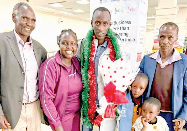 Kelvin Kiptum (centre) with his family members when he returned from Chicago on Tuesday. PHOTO/AK