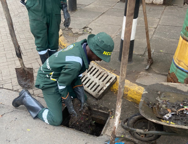 Nairobi County green team unclogging the blocked drainage. PHOTO/Johnson Sakaja
