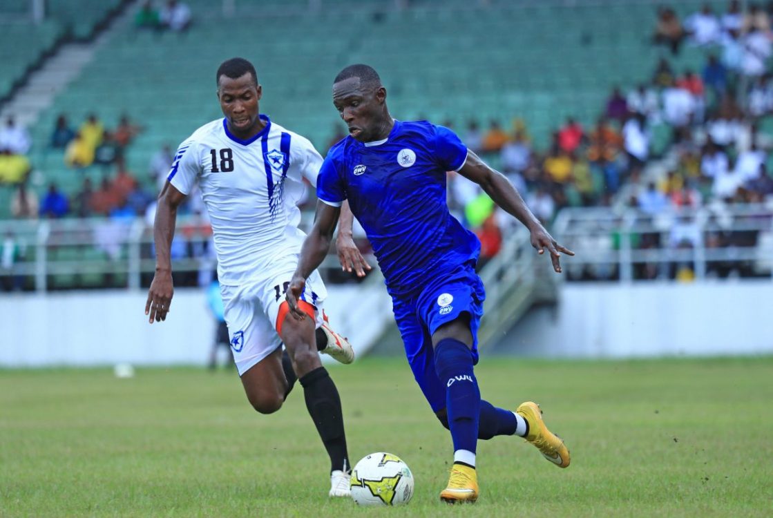 Ampiah Emmanuel of Rivers United is challenged by Adama Belem of Etoile Filante during the CAF Confederation Cup 2023/24 game between Rivers United and Etoile Filante at Godswill Akpabio Stadium in Uyo, Nigeria. PHOTO/BackpagePix