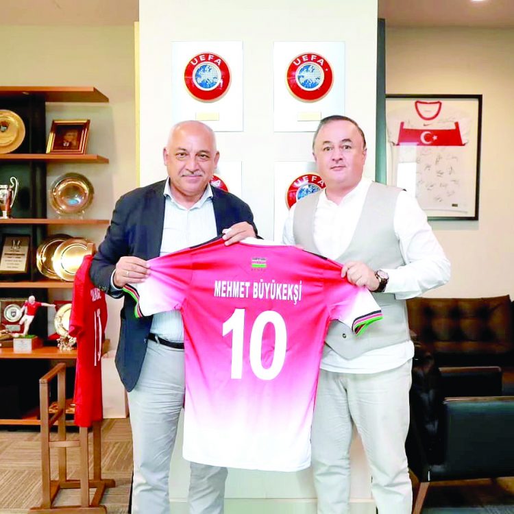 Harambee Stars head coach Engin Firat (right) presents Turkey FA president Mehmet Buyukeksi with a Kenyan jersey at a recent event in Istanbul. PD/ SPORT PICHA