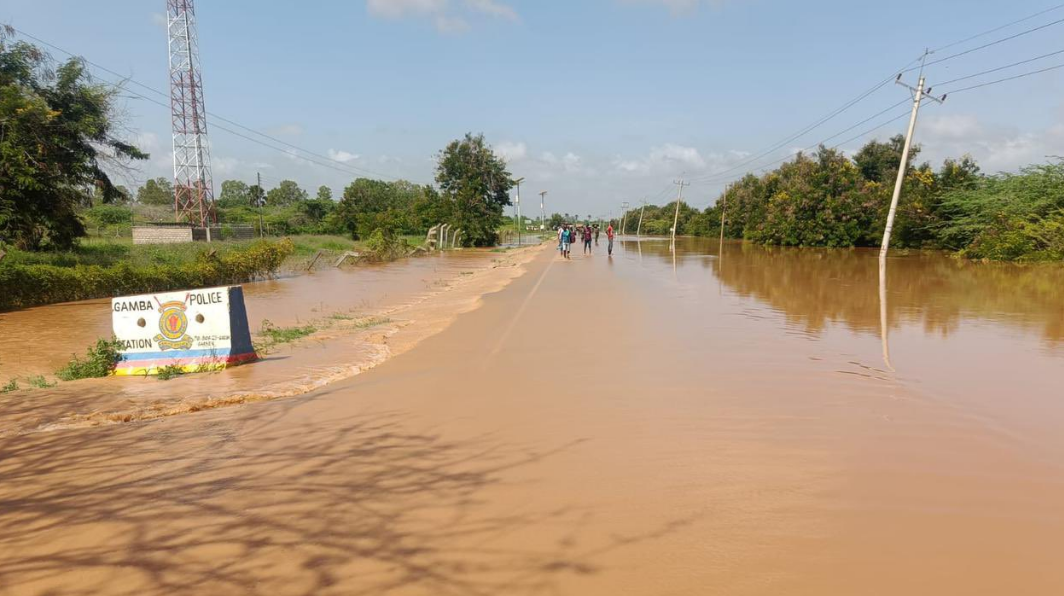 Pedestrians forced to use boats as flooded Garsen-Witu -Lamu Road remains closed